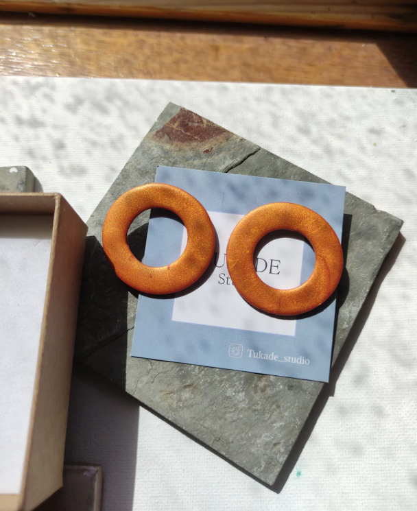DORA - Boucles d'oreilles en forme de cercle de couleur cuivre métallisé