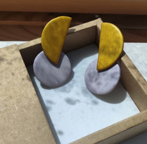 GRETA - Boucles d'oreilles cercle et demi-lune lilas et ocre doré