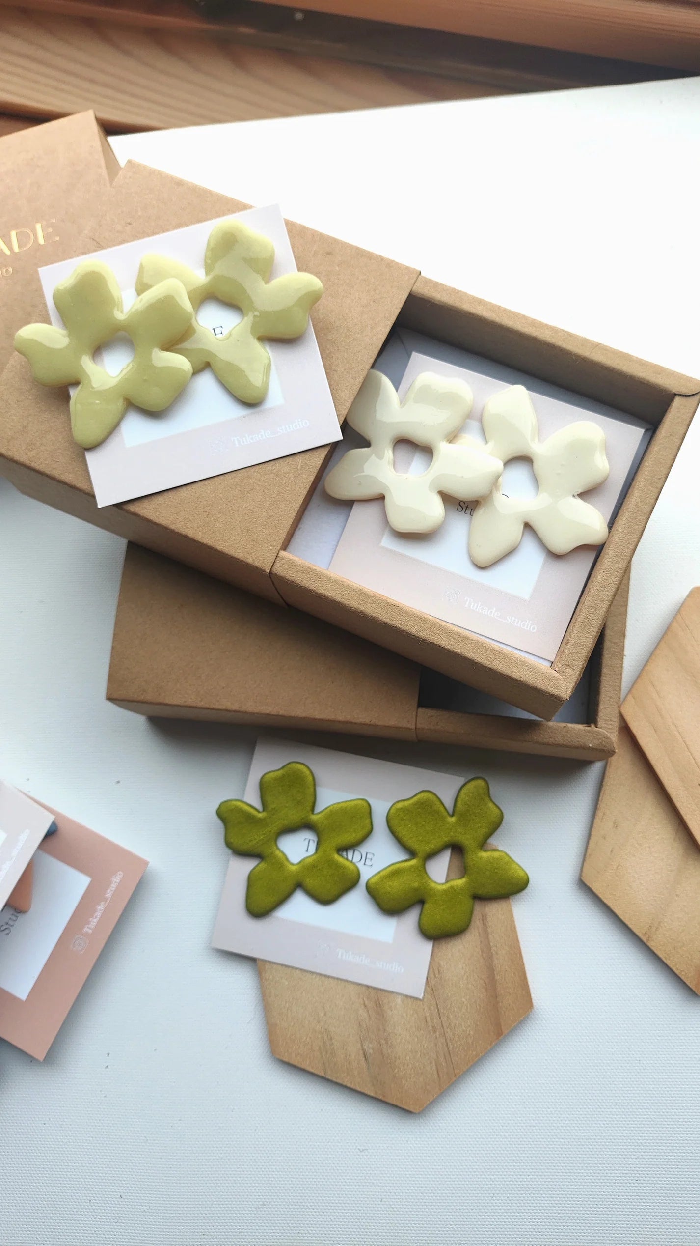 Tukade - Rufina - Boucles d'oreilles en fleur maxi crème