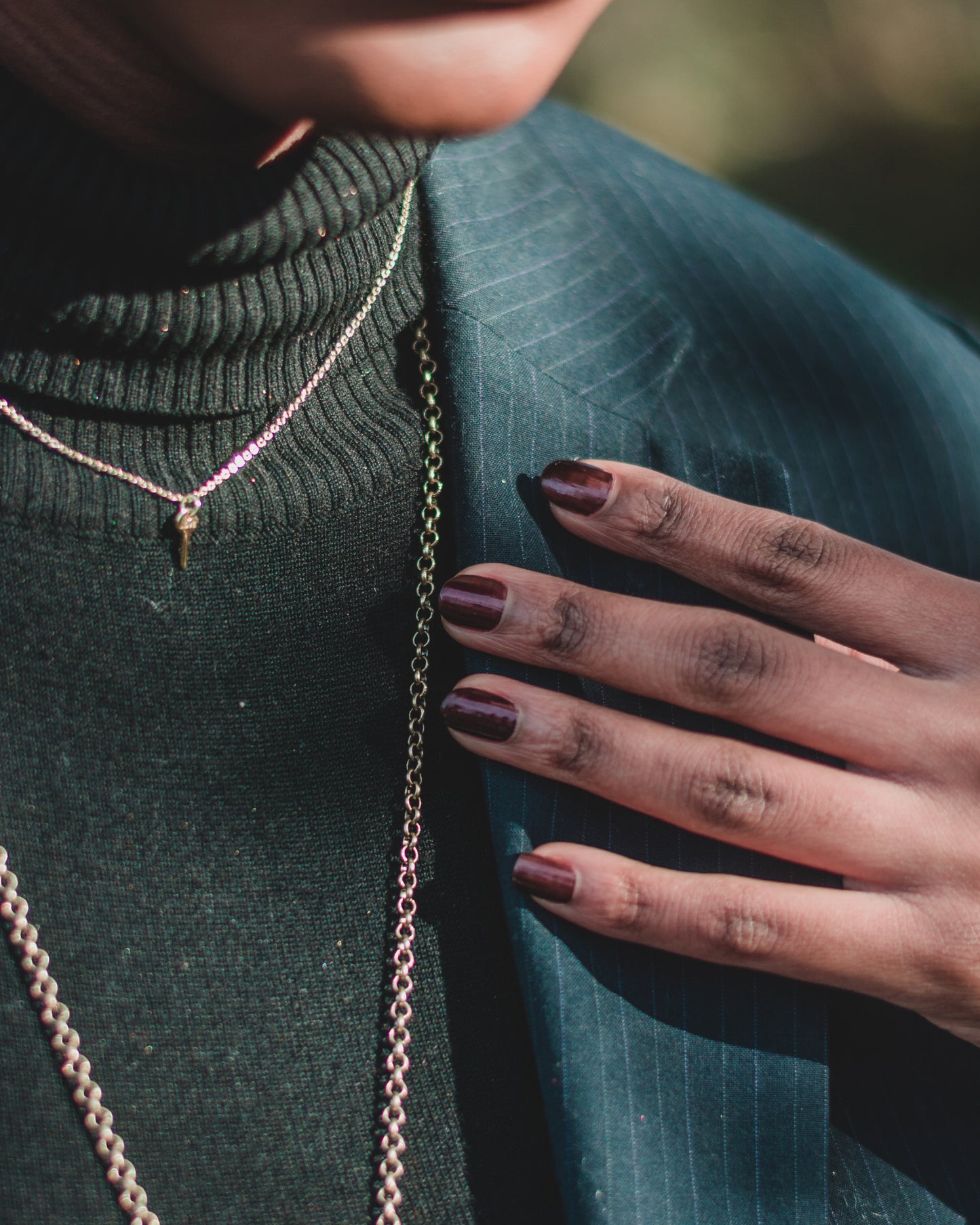 Rooted Woman - Pardonnée - Vernis à ongles bio violet foncé brillant