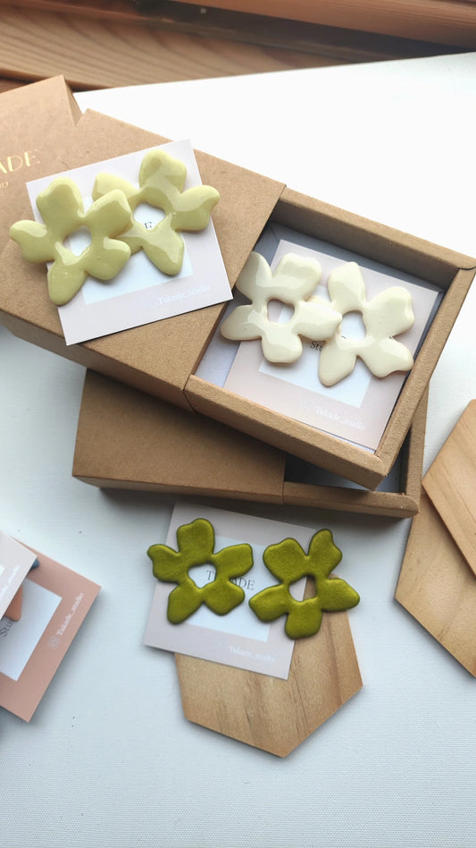 Tukade - Rufina - Boucles d'oreilles en fleur maxi crème
